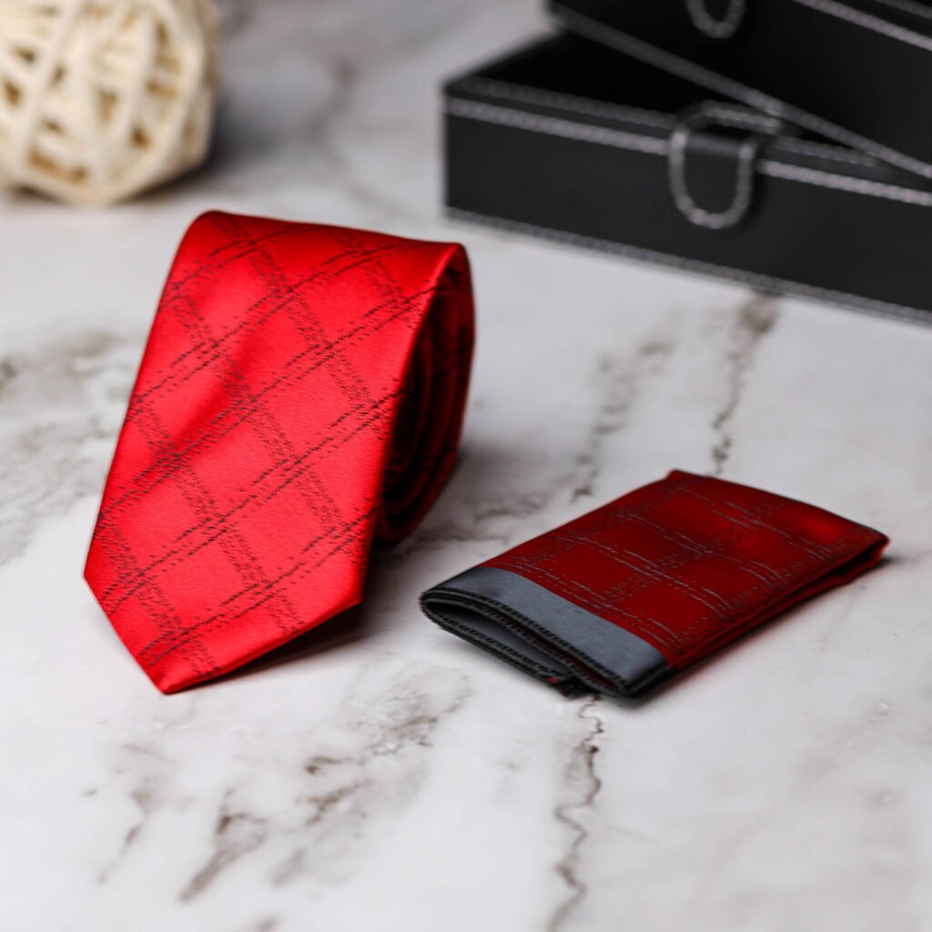 Piros Apró Mintás Nyakkendő + Díszzsebkendő