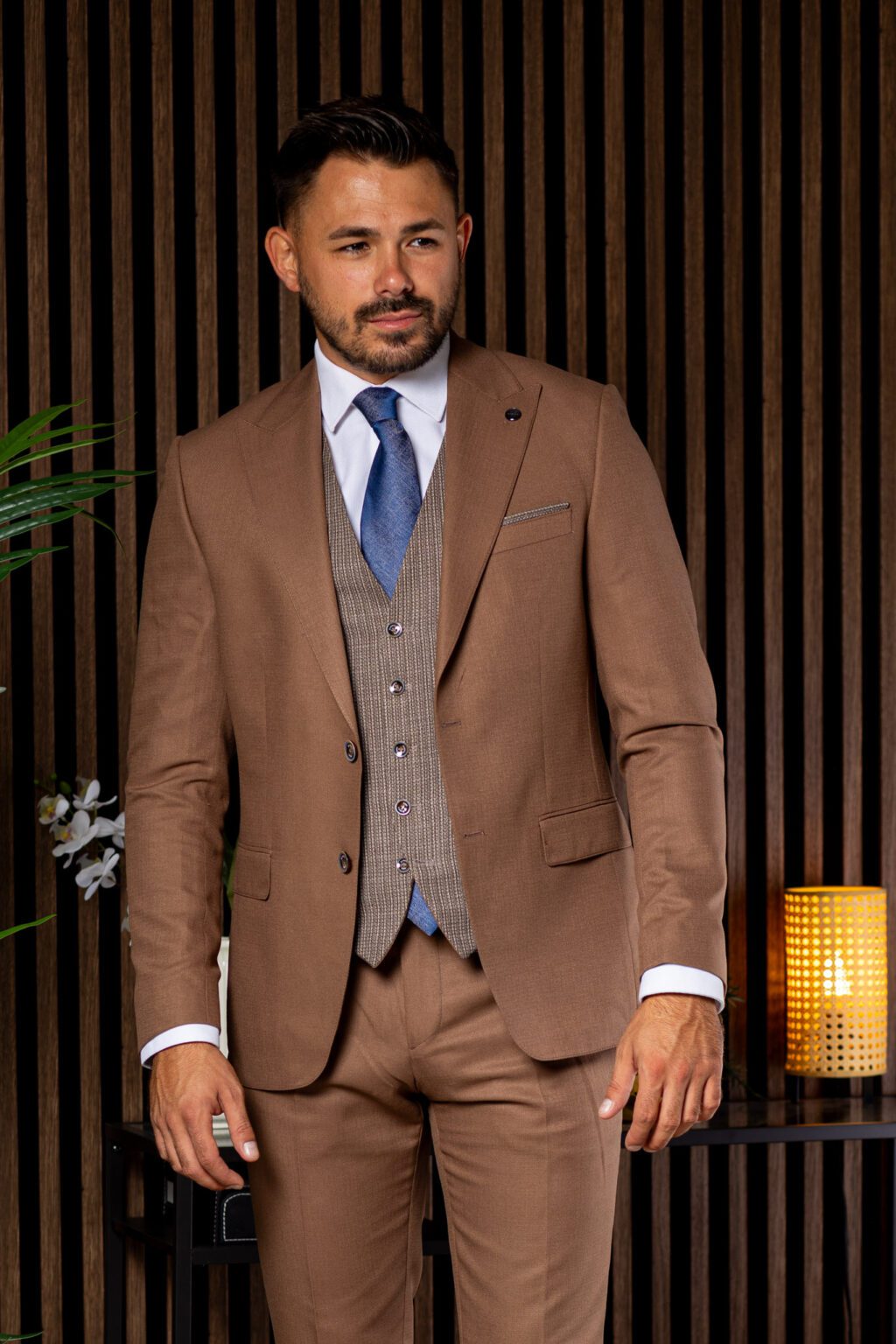 Sötét Camel Háromrészes Slim Öltöny