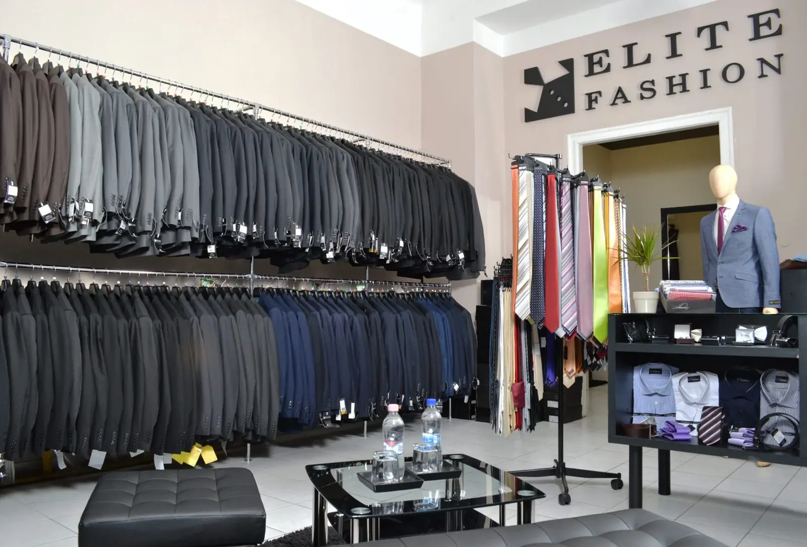 Az Elite Fashion Pest üzletbelső a Vörösmarty utcában: öltönysorok, nyakkendők és ingek