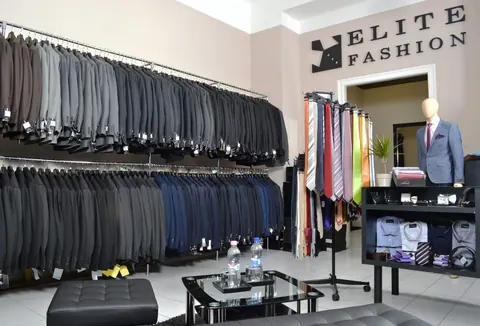 Az Elite Fashion Pest üzletbelső a Vörösmarty utcában: öltönysorok, nyakkendők és ingek