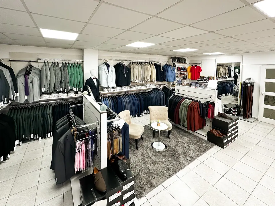 Az Elite Fashion Pest XVIII. üzletbelső az Üllői úton: zakók, öltönyök, ingek, cipők és egy kényelmes váró sarok